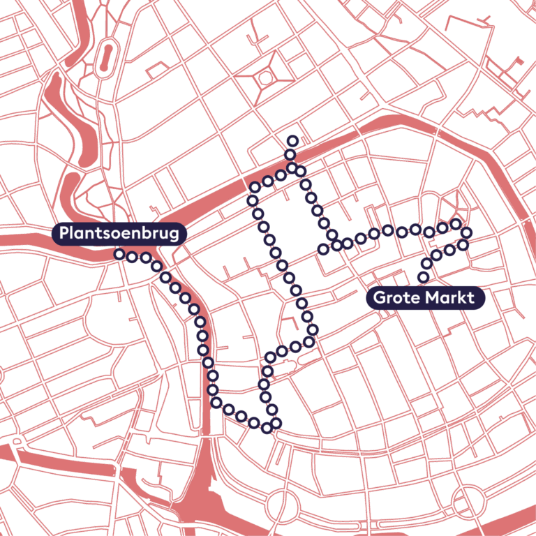 Een plattegrond van het stadscentrum met daarop de route van de stadswandeling 'Slavernijverleden Groningen' afgebeeld in de vorm van een stippellijn. Het begin en eindpunt zijn aangegeven met hun naam in tekst: Plantsoenburg als het startpunt en De Grote Markt als het eindpunt.